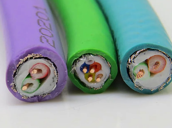 在挑選線纜的時分必定要注意其適宜性、完整性以及質(zhì)量的好壞.jpg